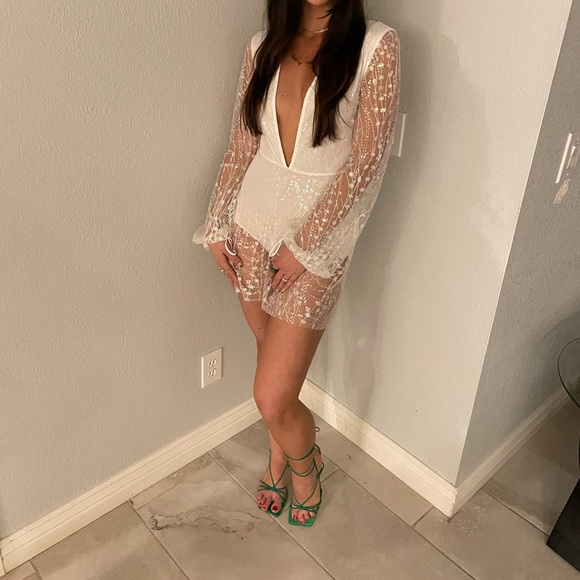 Lucy in Sky - Elaine Plunge V-Neck Romper in White - Picture 2 of 4